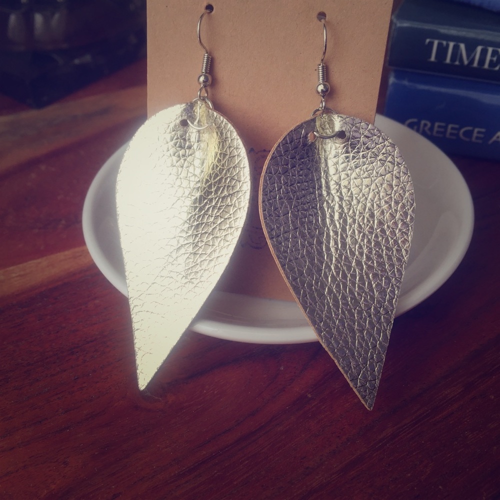 ⭐️ 5/$25 SALE ⭐️ Gold Metallic Teardrop Earrings